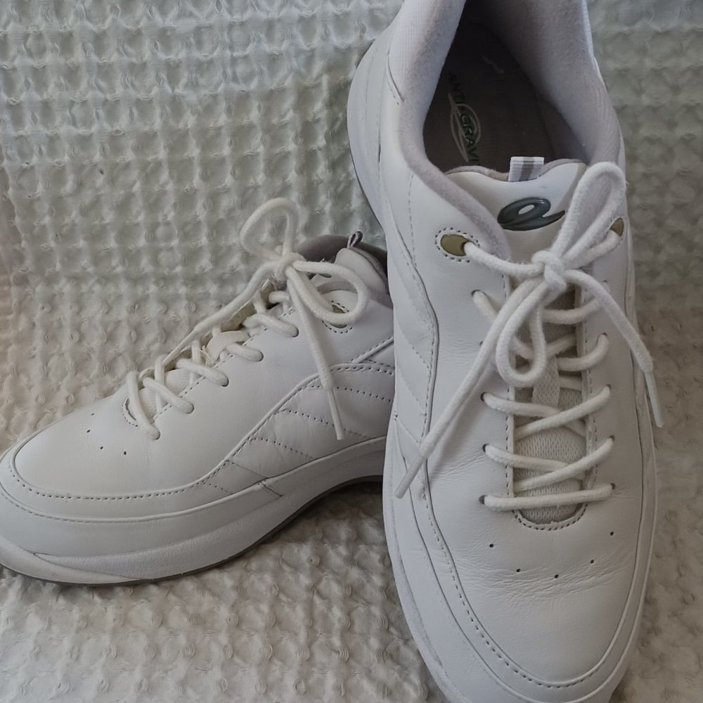 Womens Easy Spirit Anti-Gravity WALKING LEATHER Athletic Shoes Size 9.5 M WHITE